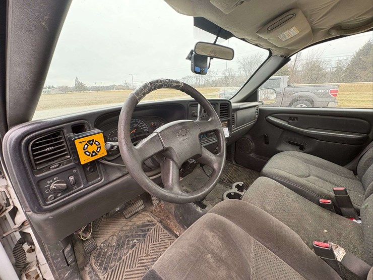 2004-chevrolet-silverado-pickup-with-plow-and-liftgate-image-15
