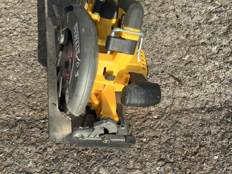 #103-•-dewalt-dcs578-cordless-circle-saw-image-2
