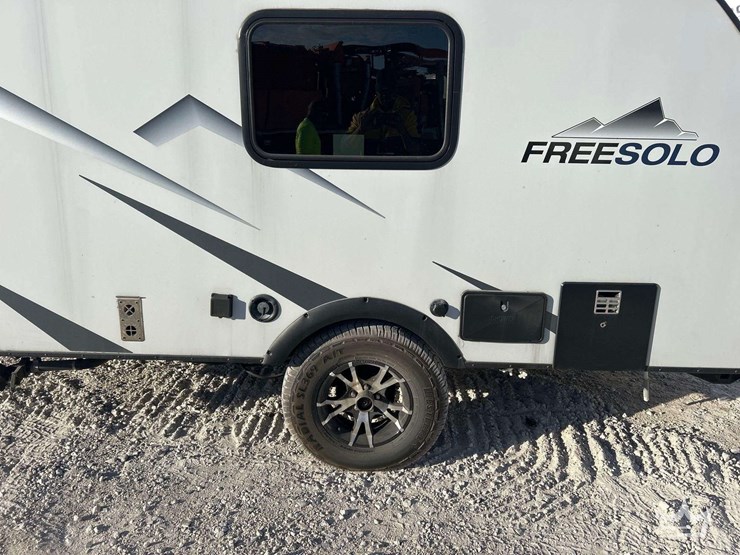 2022-braxton-creek-freesolo-kitch-18-ft-travel-trailer-image-18
