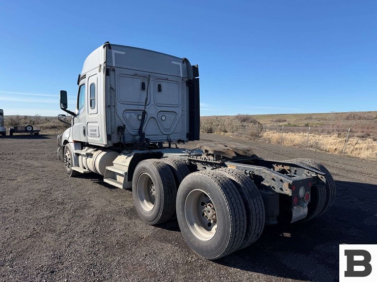 2019-freightliner-cascadia-126-image-4
