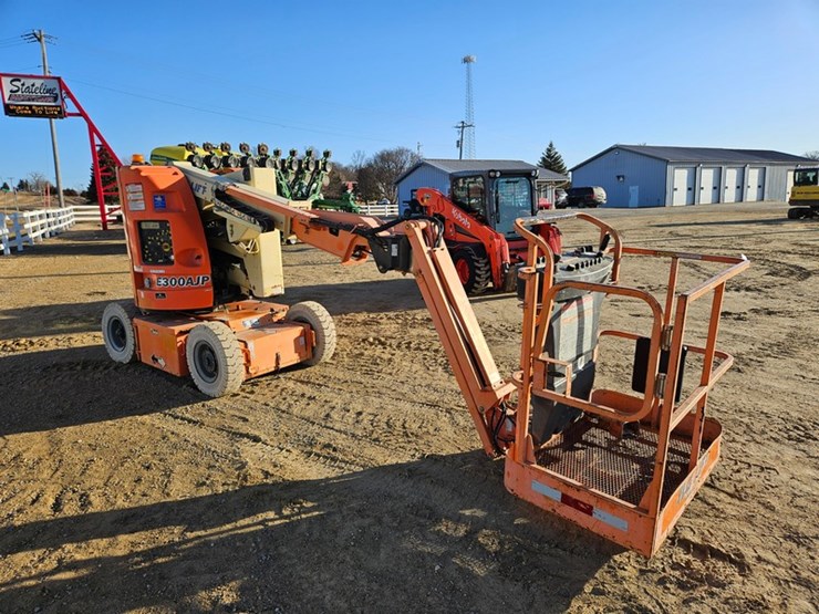 2005-jlg-e300ajp-image-7