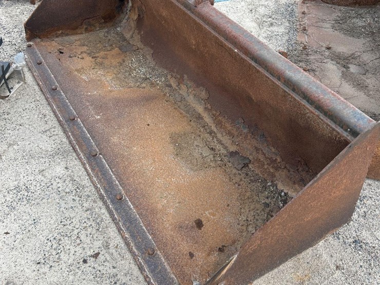 john-deere-u84-84in-skid-steer-bucket-image-1