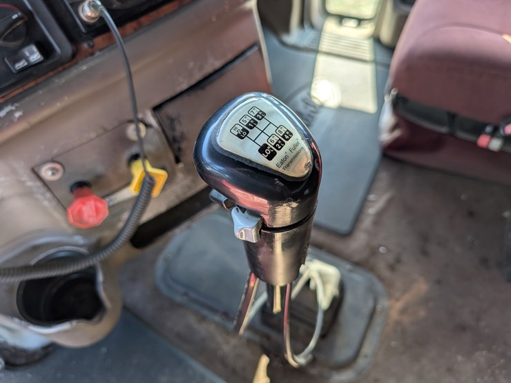 2004-peterbilt-387-image-13