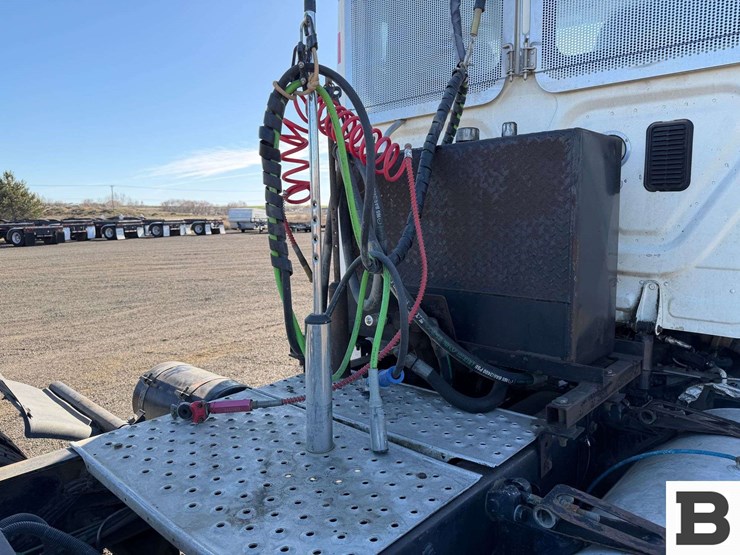 2014-freightliner-cascadia-125-image-34