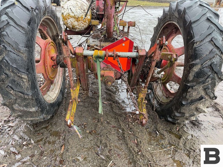international-harvester-h-tractor-image-7