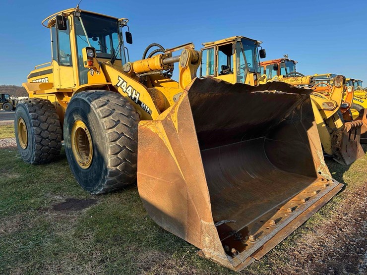 1999-deere-744h-image-3