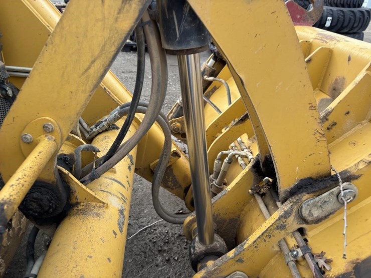 caterpillar-420f2-image-15