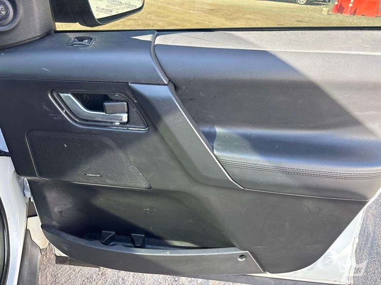 2014-land-rover-lr2-awd-suv-image-24