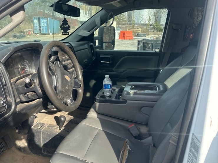 2016-chevrolet-4x4-crew-cab-service-body-truck-image-11