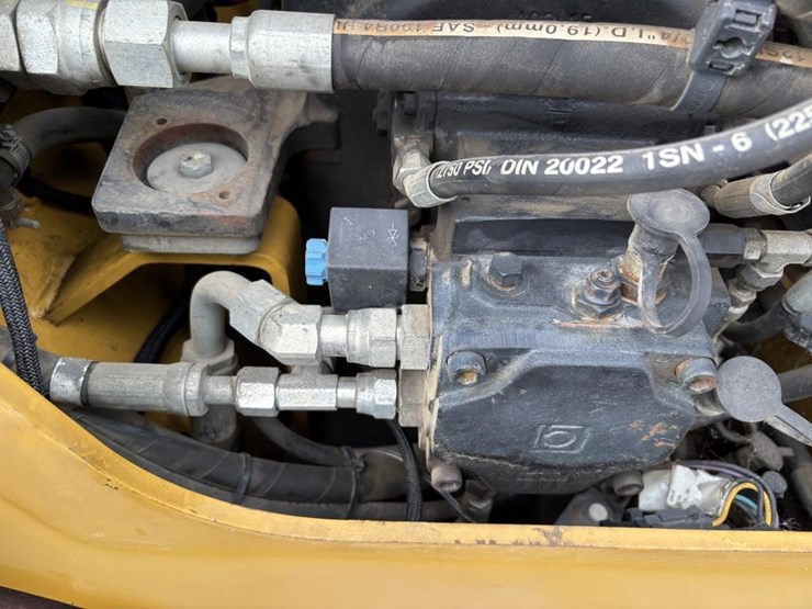 caterpillar-cb24-image-35