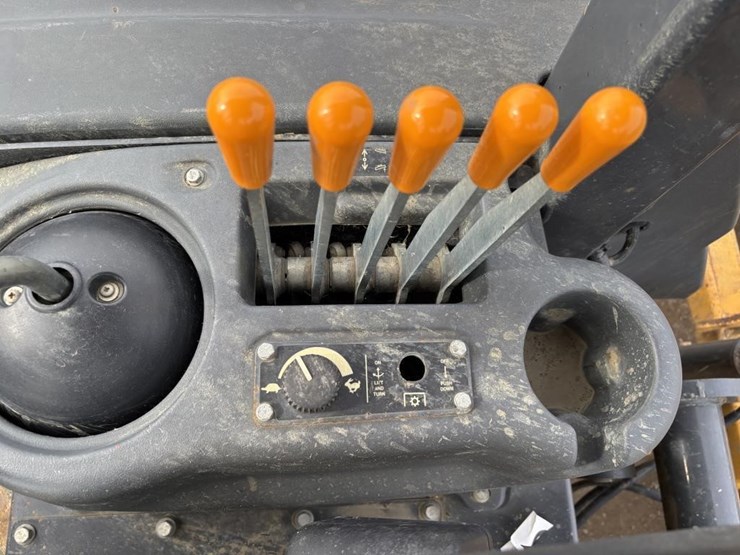 2017-deere-210l-image-20