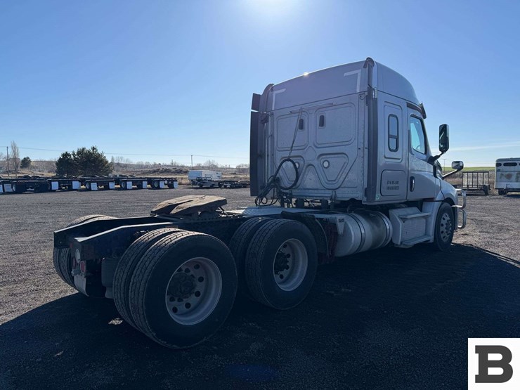 2019-freightliner-cascadia-126-image-6