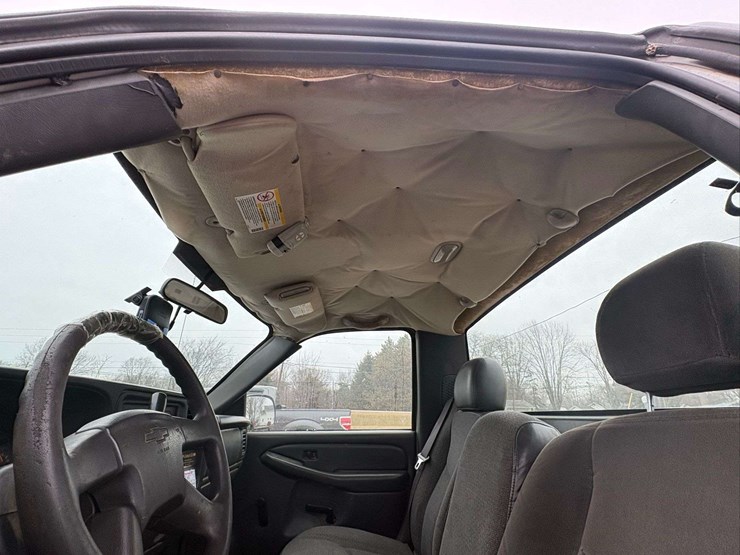 2004-chevrolet-silverado-pickup-with-plow-and-liftgate-image-19