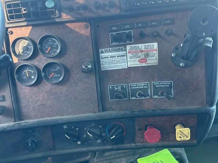 2005-kenworth-t300-image-21