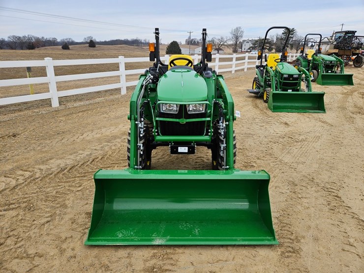 2025-john-deere-3032e-image-8