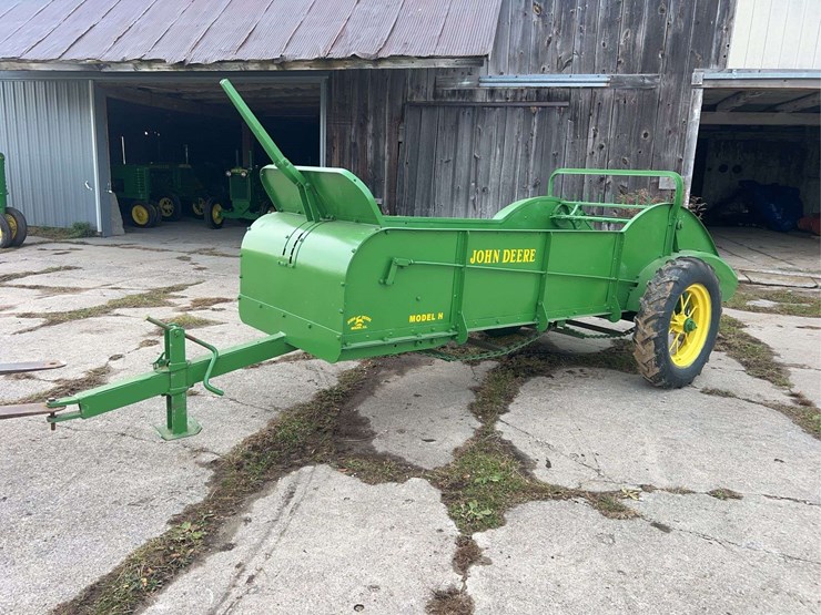 john-deere-model-h-manure-spreader-image-1