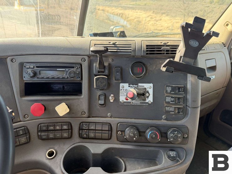 2014-freightliner-cascadia-125-image-57