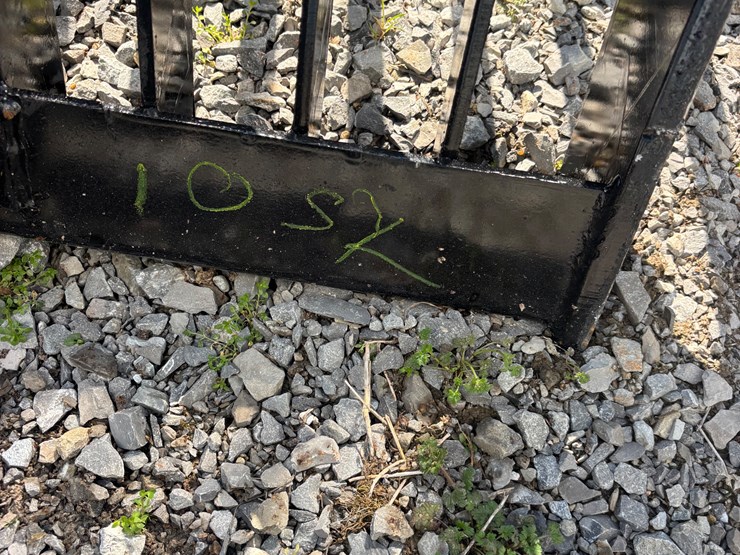 #1052-•-72-in.-qt-fine-skeleton-bucket-low-side-image-3