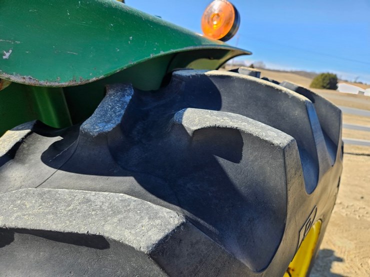 john-deere-3010-image-34