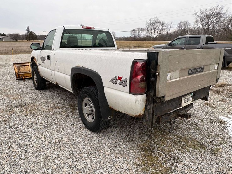 2004-chevrolet-silverado-pickup-with-plow-and-liftgate-image-6