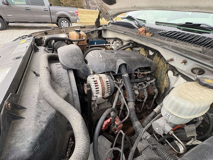 2004-chevrolet-silverado-pickup-with-plow-and-liftgate-image-26