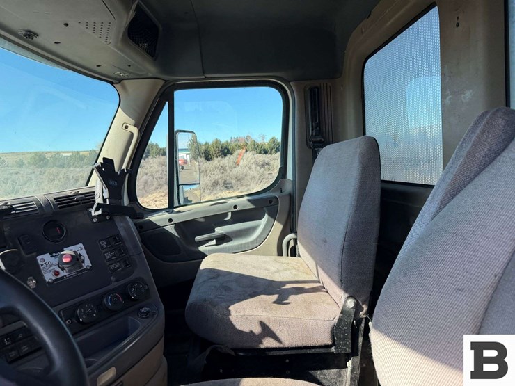 2014-freightliner-cascadia-125-image-54