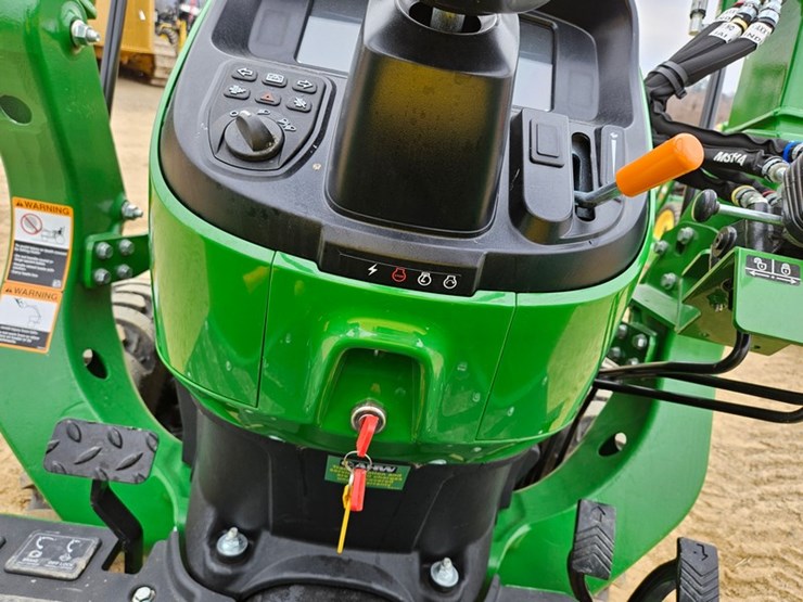 2025-john-deere-3032e-image-27