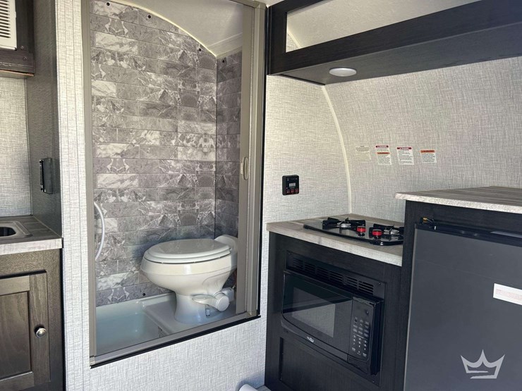 2022-braxton-creek-freesolo-kitch-18-ft-travel-trailer-image-8