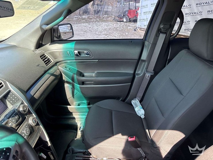 2015-ford-explorer-image-15