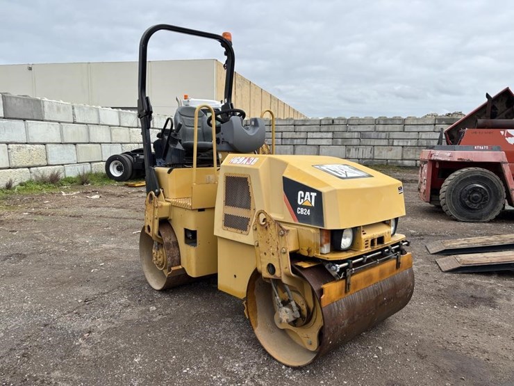 caterpillar-cb24-image-2