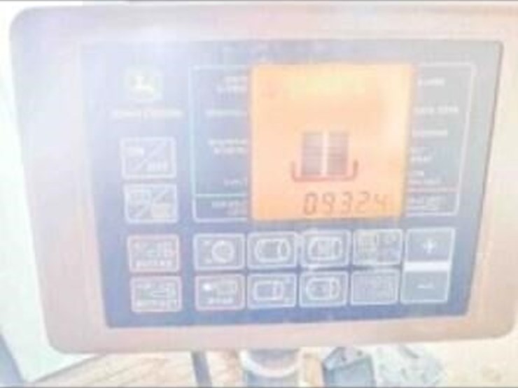 2020-john-deere-560m-image-2