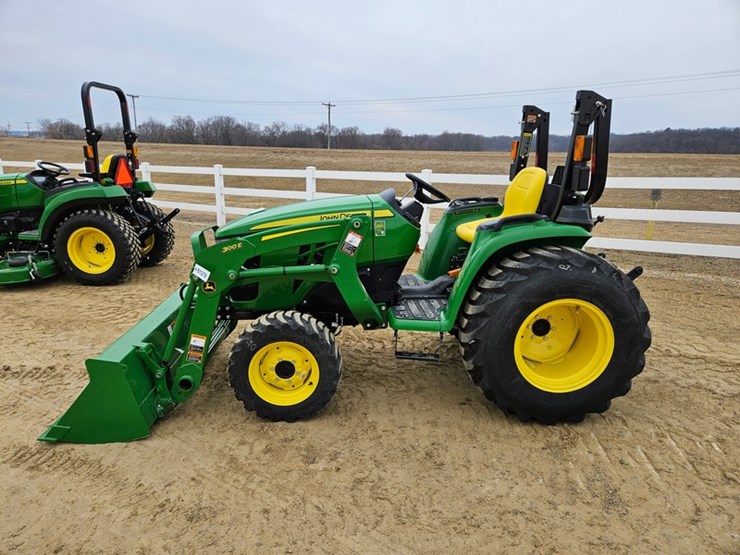 2025-john-deere-3032e-image-2