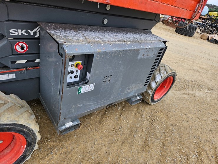 2017-skyjack-sj6832rt-image-18