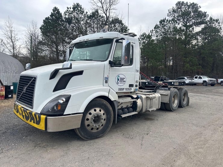 2017-volvo-vnl64-t/a-truck-tractor-image-1