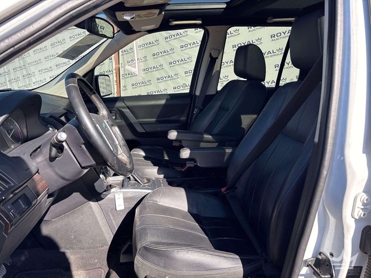 2014-land-rover-lr2-awd-suv-image-12