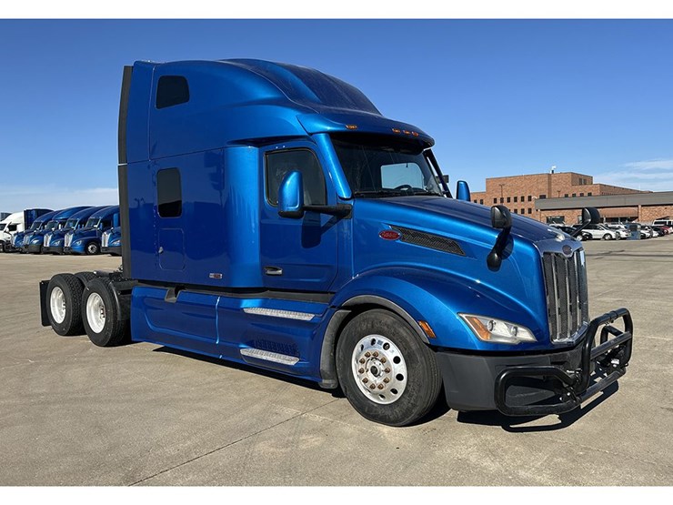 2022-peterbilt-579-image-2