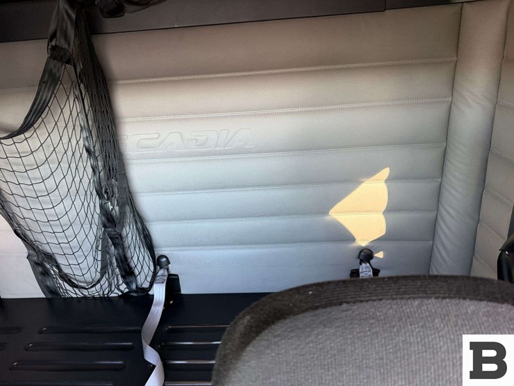 2019-freightliner-cascadia-126-image-65