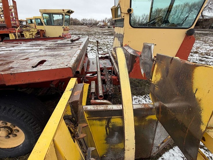 new-holland-1085-image-32