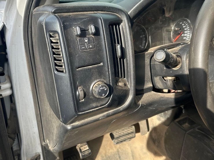 2016-chevrolet-4x4-crew-cab-service-body-truck-image-15