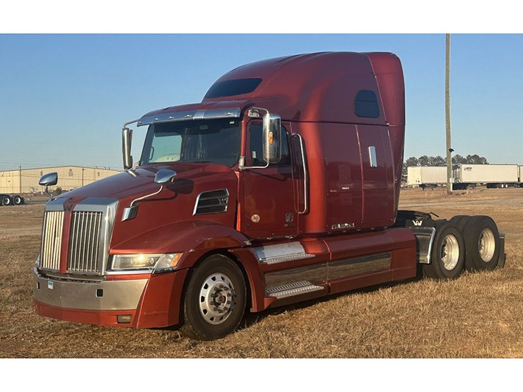 2020-western-star-5700xe-image-1