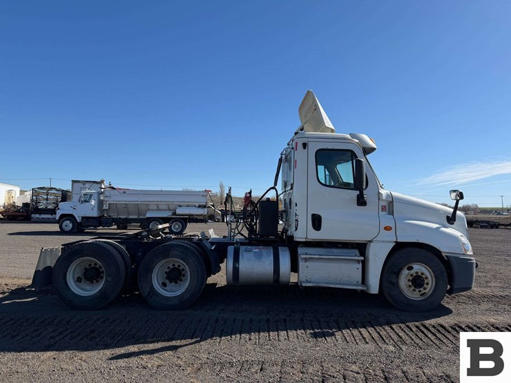 2014-freightliner-cascadia-125-image-6