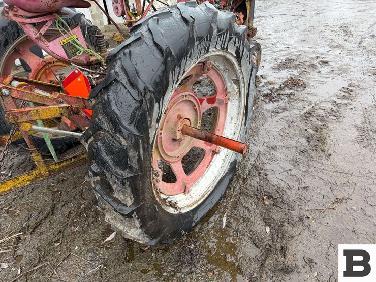 international-harvester-h-tractor-image-9