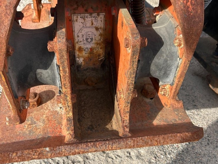 npk-c4c-c4112-excavator-vibratory-compactor/driver-attachment-image-3