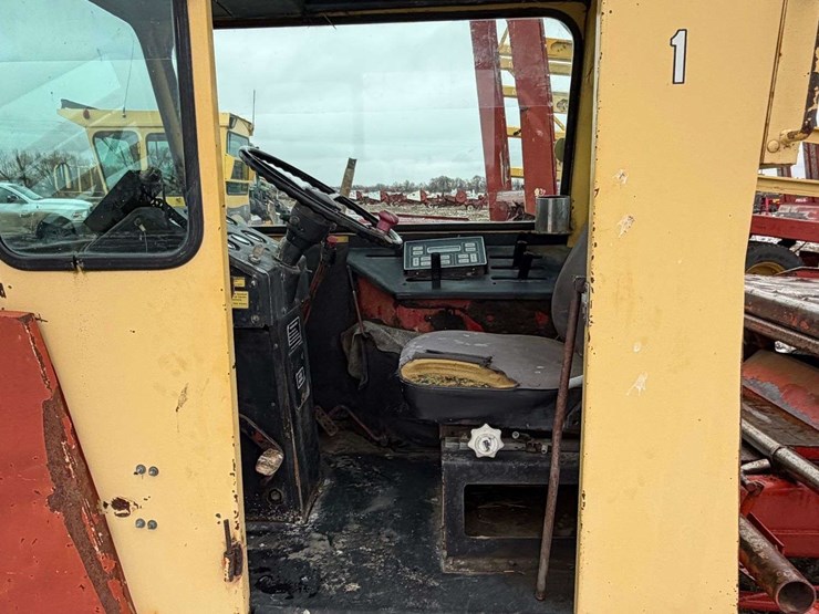 new-holland-1085-image-11