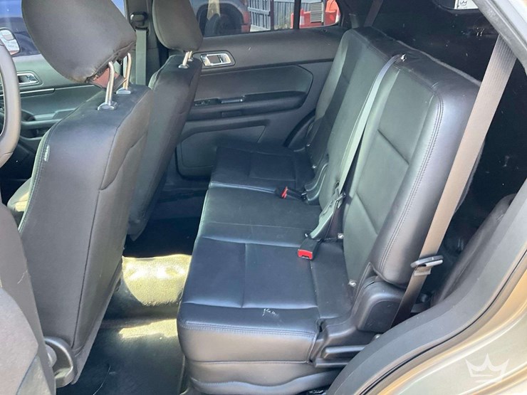 2015-ford-explorer-image-21