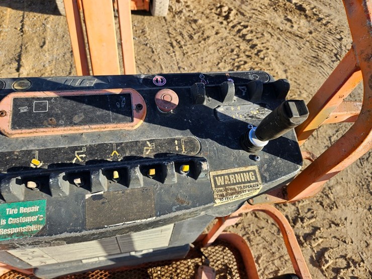 2005-jlg-e300ajp-image-13