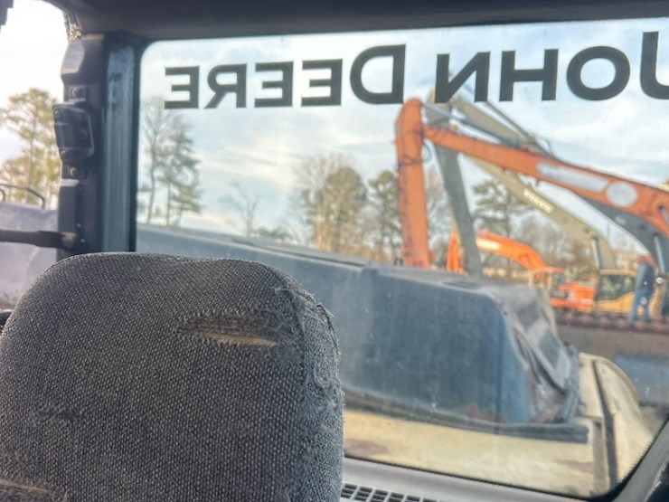 deere-240d-lc-image-7