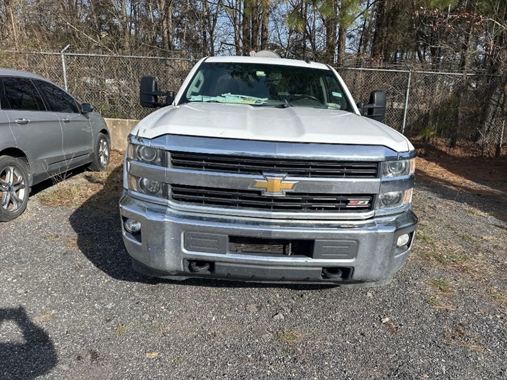 2015-chevrolet-silverado-2500-image-2