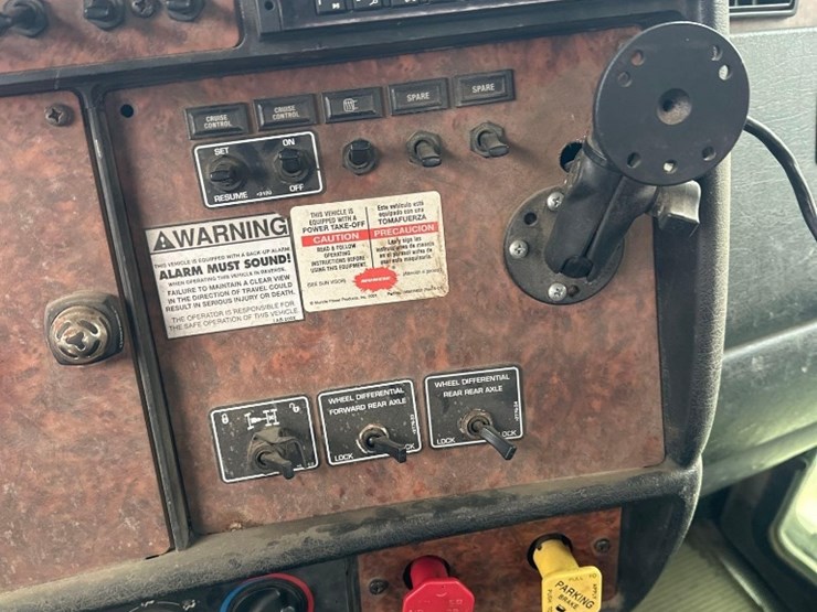 2005-kenworth-t300-image-30