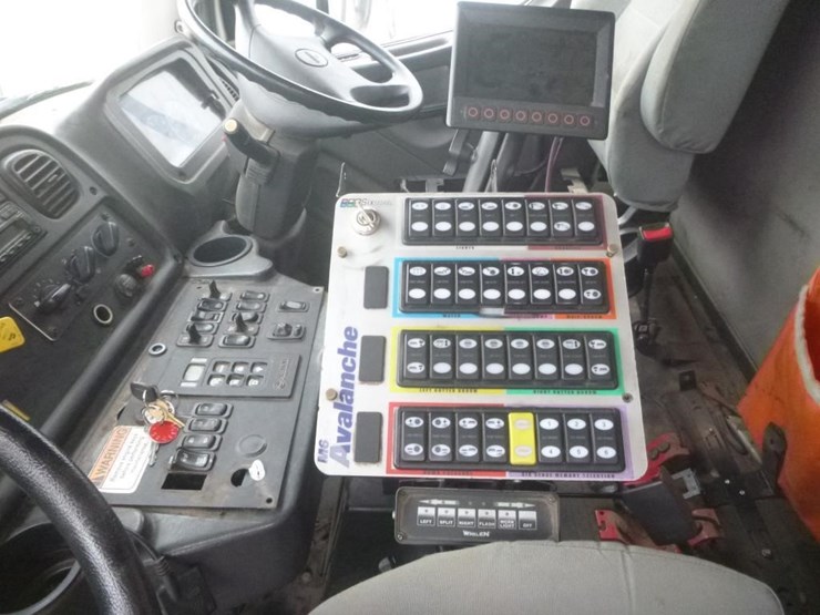 2017-freightliner-m2-106-image-14